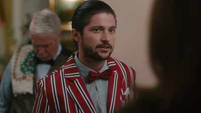 Um, Sam, you want to come
help me serve dessert? - A Show-Stopping Christmas