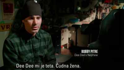 Um, vera... ragazza strana. - Mommy Dead and Dearest