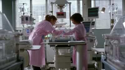 Umbilical lines are in. - Grey's Anatomy