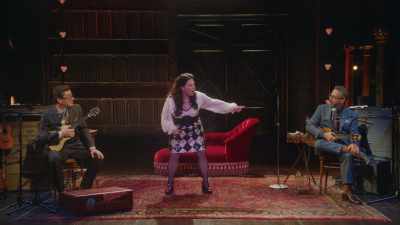 Un pic mai puțin - Alex Borstein: Corsets & Clown Suits