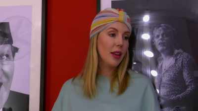 - Une serviette.
- J'adore la mode ancienne. - Backstage with Katherine Ryan