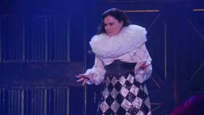 Uneori, corsetul nu e
chiar la propriu. Da? - Alex Borstein: Corsets & Clown Suits