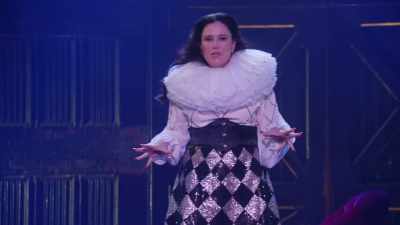 Uneori, ne mușcăm de limbă - Alex Borstein: Corsets & Clown Suits