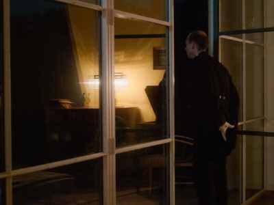 - Unless you need me, I'll take my leave.
- Georg, you have tomorrow off. - Fabian: Going to the Dogs
