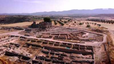 Unlike Paris and Toledo -
cities built at the same time - - Curse of the Ancients with Alice Roberts