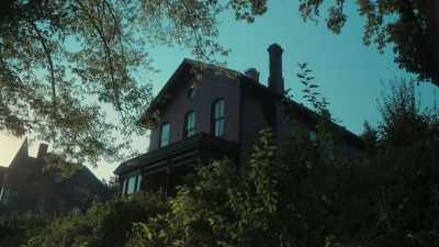 (unnerving music)
(pillows thudding) - House on Rockingham
