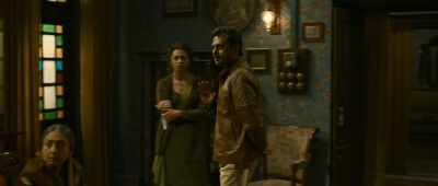 Until 10:00 p.m.,
you were wearing the same scarf - Raat Akeli Hai