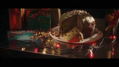 - [uomo] Io voglio il pandoro!
- [Bruno] Ecco qua. - I migliori giorni