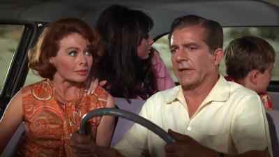 Up there, Peg.
Maybe there's some people. - Hot Rods to Hell