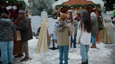 (upbeat holiday music) - Magic in Mistletoe