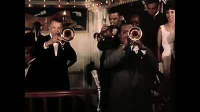 ♪ (UPBEAT JAZZ MUSIC PLAYING) ♪ - Listening to Kenny G