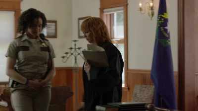 [upbeat lively music] - Reba McEntire's The Hammer