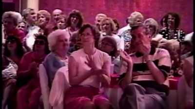 (upbeat music)
(audience clapping) - Inside the Mind of a Con Artist