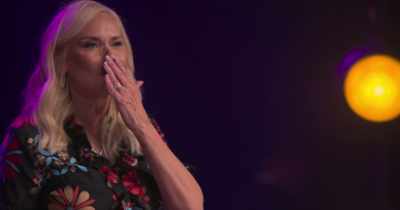 - [upbeat music continues]
- [mouthing] - Leanne Morgan: I'm Every Woman