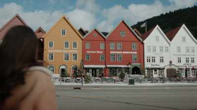 (upbeat music continues) - My Norwegian Holiday