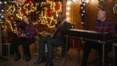 (upbeat music continues) - A Big Fat Family Christmas
