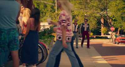 (upbeat music)
(indistinct chatter) - Finding Steve McQueen