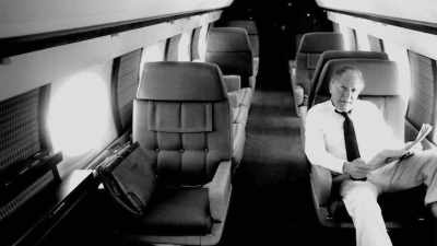 (upbeat music playing) - Icahn: The Restless Billionaire