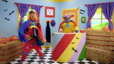 ♪ Upbeat music playing ♪ - The Paloni Show! Halloween Special!