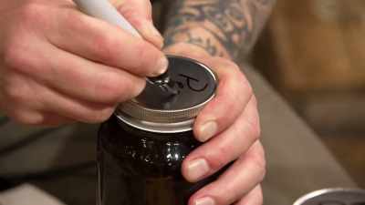 [upbeat music playing] - Moonshiners: Master Distiller