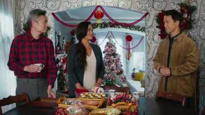 (upbeat music) - A Big Fat Family Christmas