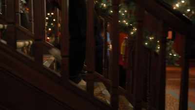 (♪ upbeat music ♪) - Holiday Hotline