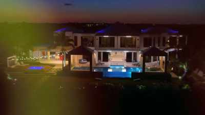 [upbeat music] - The Real Housewives Ultimate Girls Trip