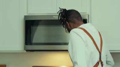 (upbeat reggae music) - Wake & Bake with Dom Brown