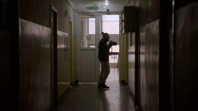 [♪ upbeat rock music playing] - Photographer