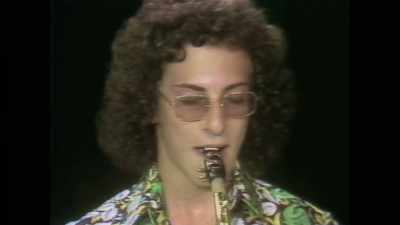 ♪ (UPBEAT SAXOPHONE
NOTES PLAYING) ♪ - Listening to Kenny G