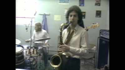 ♪ (UPBEAT SAXOPHONE
NOTES PLAYING) ♪ - Listening to Kenny G