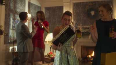  [upbeat version of
 "Jingle Bells" plays]
 ¶ - V.C. Andrews' Pearl in the Mist
