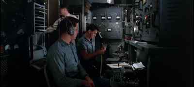 Urgent, Zabrinczski. Right to the captain. - Ice Station Zebra