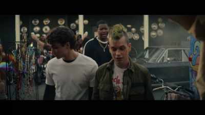 - "Us"?
Saya's here to get with me. - Deadly Class