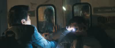 - उसे पकड़े रहिए! - Maze Runner: The Scorch Trials