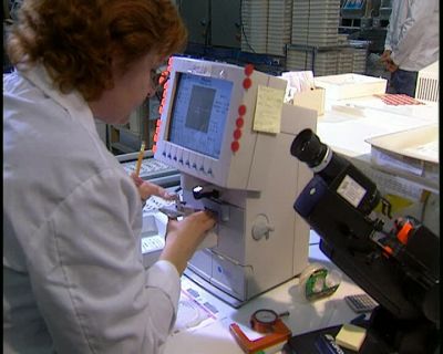 USING A MACHINE
CALLED A LENSOMETER, - How It's Made