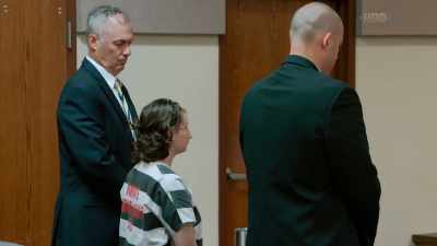 Va bene.  E quanto sei andato lontano a scuola? - Mommy Dead and Dearest