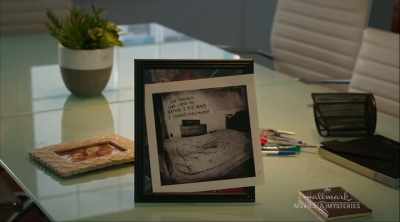 Valerie kent de code en heeft een sleutel.
-De poetsvrouw? - Aurora Teagarden Mysteries: A Game of Cat and Mouse