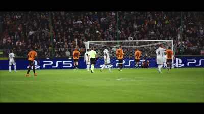 Valverde, he's sizing up
the shot, - Football Must Go On