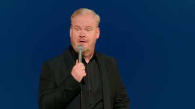 "Vamos a um espetáculo de comédia." - Jim Gaffigan: Dark Pale