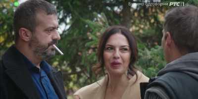 - Vamos dentro.
- Espera. Echemos otro. - Ajvar