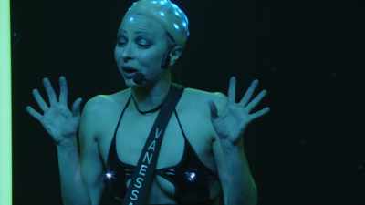 (Vanessa snarls)
(music concludes) - Courtney Pauroso: Vanessa 5000