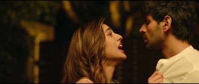 Veer, we're making a mistake. - Love Aaj Kal
