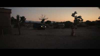 [vehicle approaches] - Grotesquerie