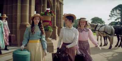 Venez les filles. We must go. - Picnic at Hanging Rock