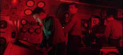 - Vents shut.
- All vents shut, captain. - Ice Station Zebra