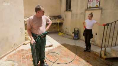 Very casual with the jet spray. - Amanda & Alan's Italian Job