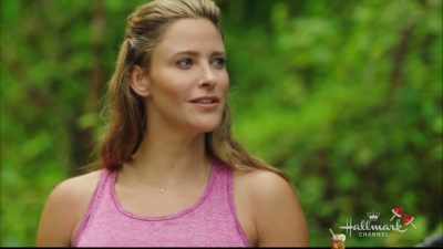 - Very good at what she does.
- She is good at what she does. - Pearl in Paradise