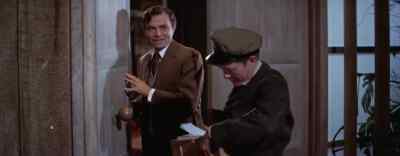 Vicki Lester live here?
I got a package for her. - A Star Is Born