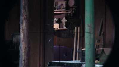 Vicky, open the door!
[grunting] - Waco